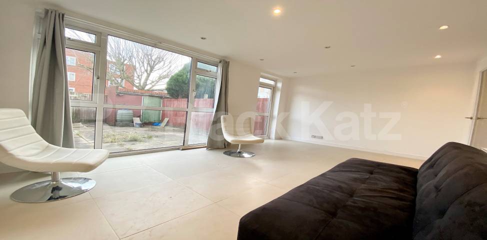 			LET , 3 Bedroom, 1 bath, 1 reception House			 Ainslie Walk, Balham